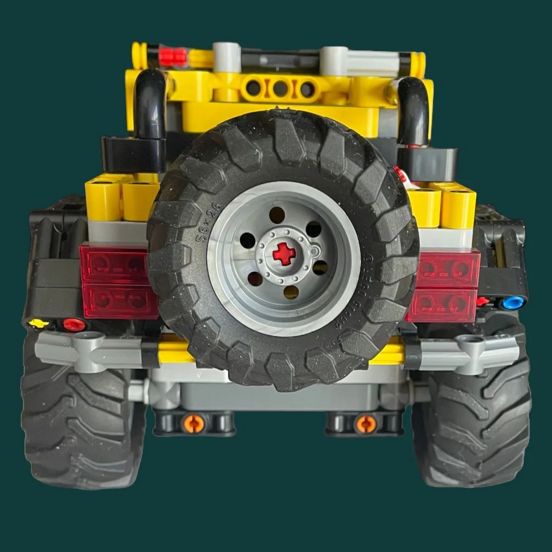LEGO Technic Jeep Wrangler (42122): Spare on the back