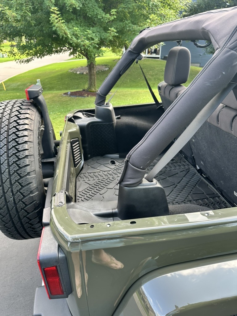 Open cargo area of the 2015 Wrangler JKU before installing the JOYTUTUS tonneau cover